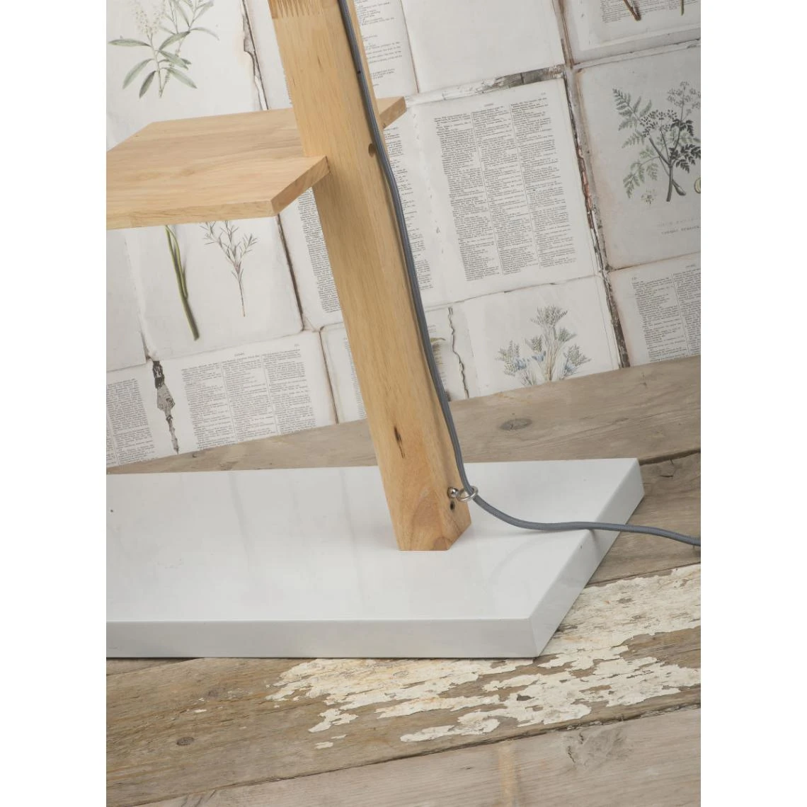 It's About Romi Lampadaire Métal Bois Blanc Cambridge 6 It's About Romi Lampadaire Métal Bois Blanc Cambridge – Image 4