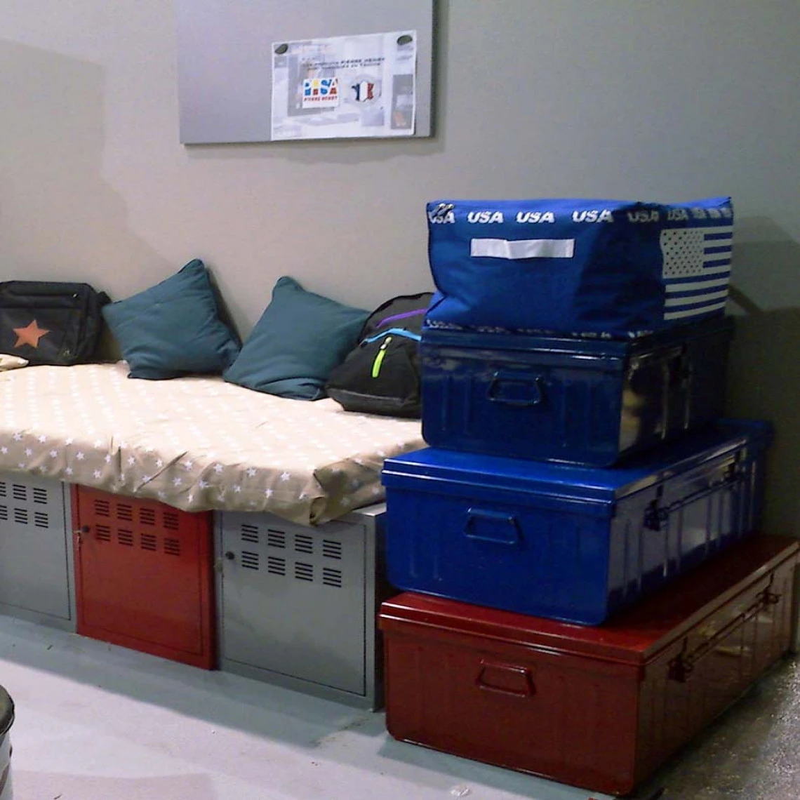 PIERRE HENRY Malle En Acier Habitat 100 Cm Rouge. 6 PIERRE HENRY Malle En Acier Habitat 100 Cm Rouge. – Image 4