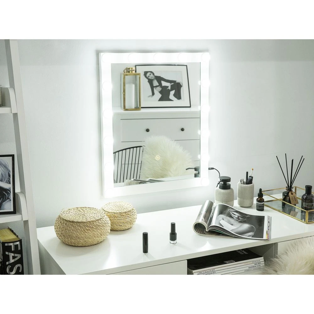 Beliani Miroir Blanc 40 X 50 Cm Avec LED ODENAS - Blanc 5 Beliani Miroir Blanc 40 X 50 Cm Avec LED ODENAS - Blanc – Image 3